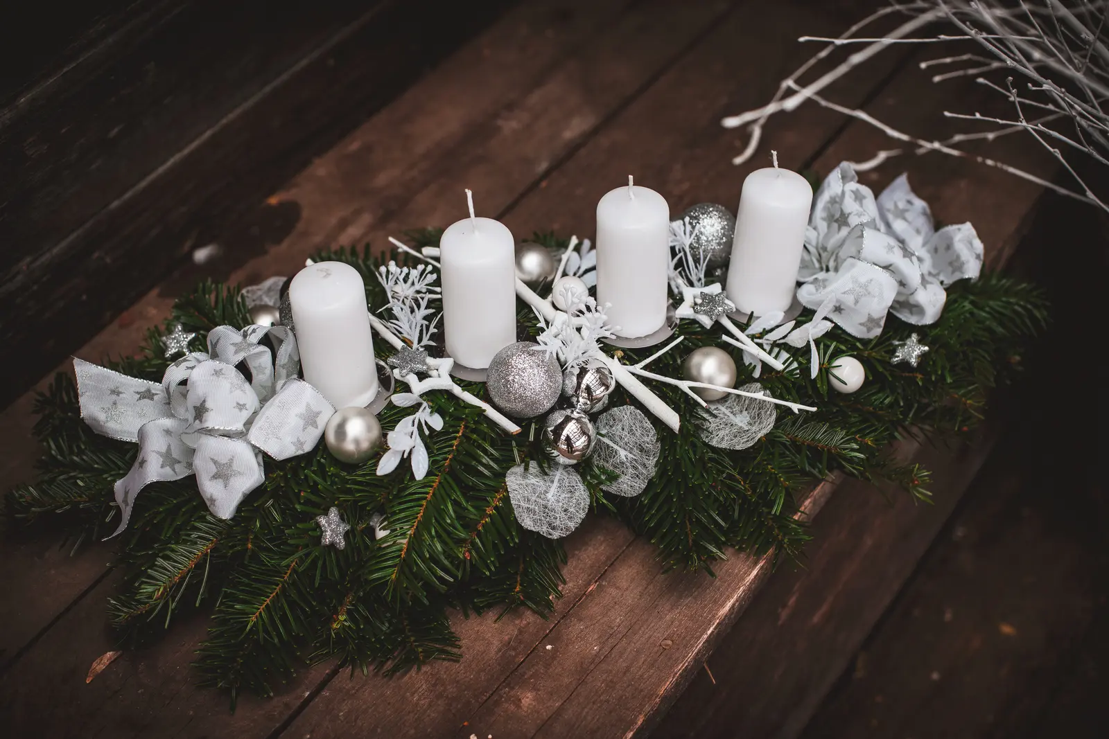 Adventní věnec z chvojí: vánoční nabídka Zahradnictví Svrkyně