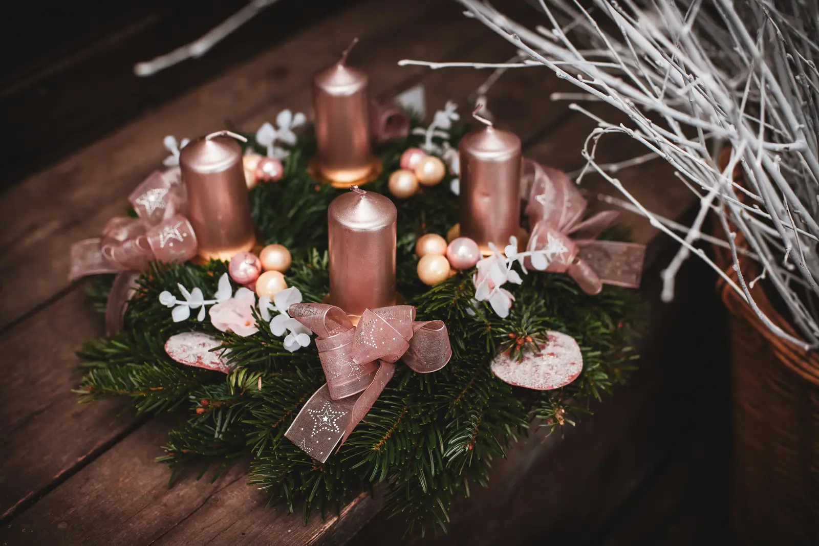 Adventní věnec z chvojí: vánoční nabídka Zahradnictví Svrkyně