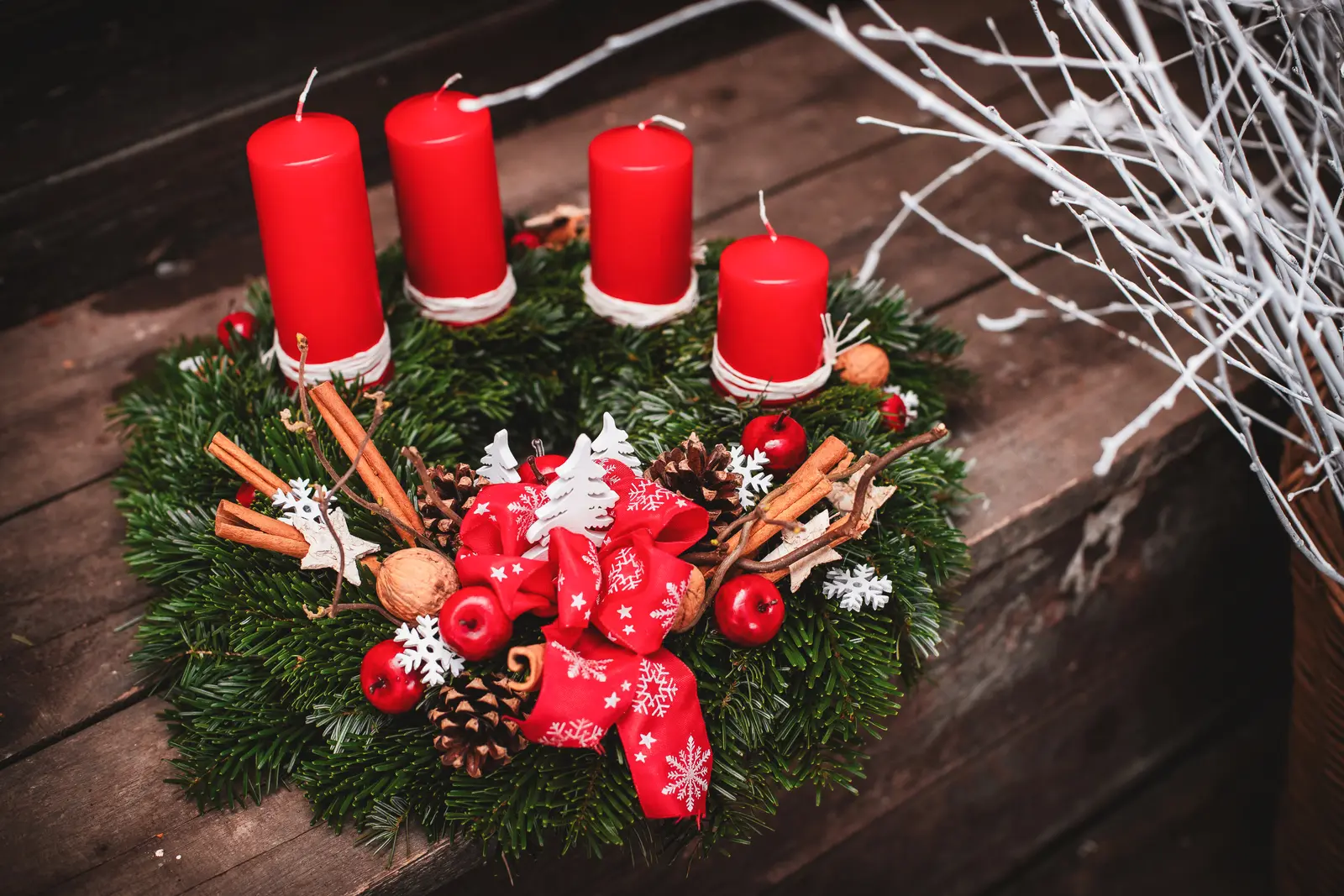 Adventní věnec z chvojí: vánoční nabídka Zahradnictví Svrkyně