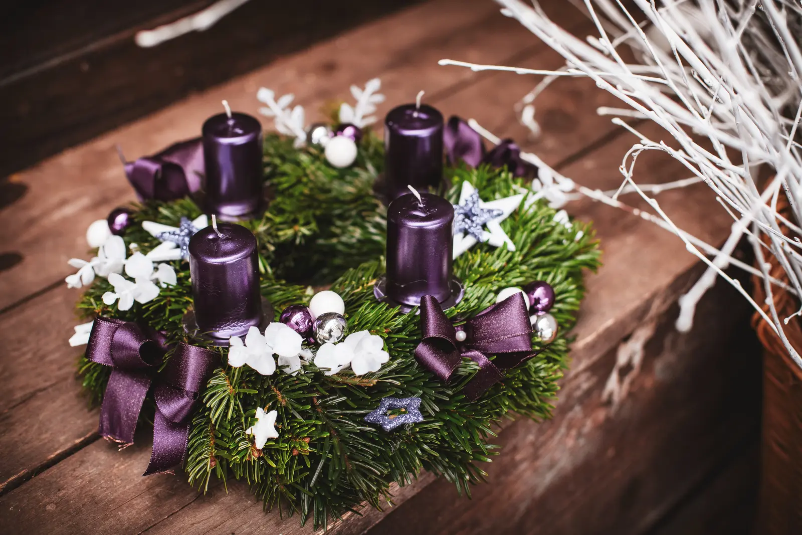 Adventní věnec z chvojí: vánoční nabídka Zahradnictví Svrkyně