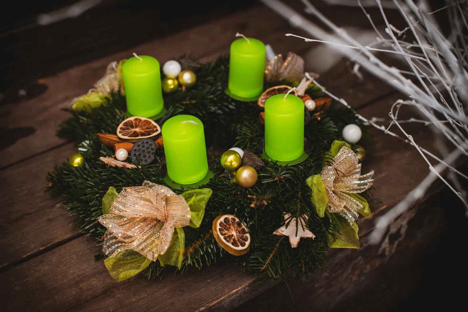 Adventní věnec z chvojí: vánoční nabídka Zahradnictví Svrkyně
