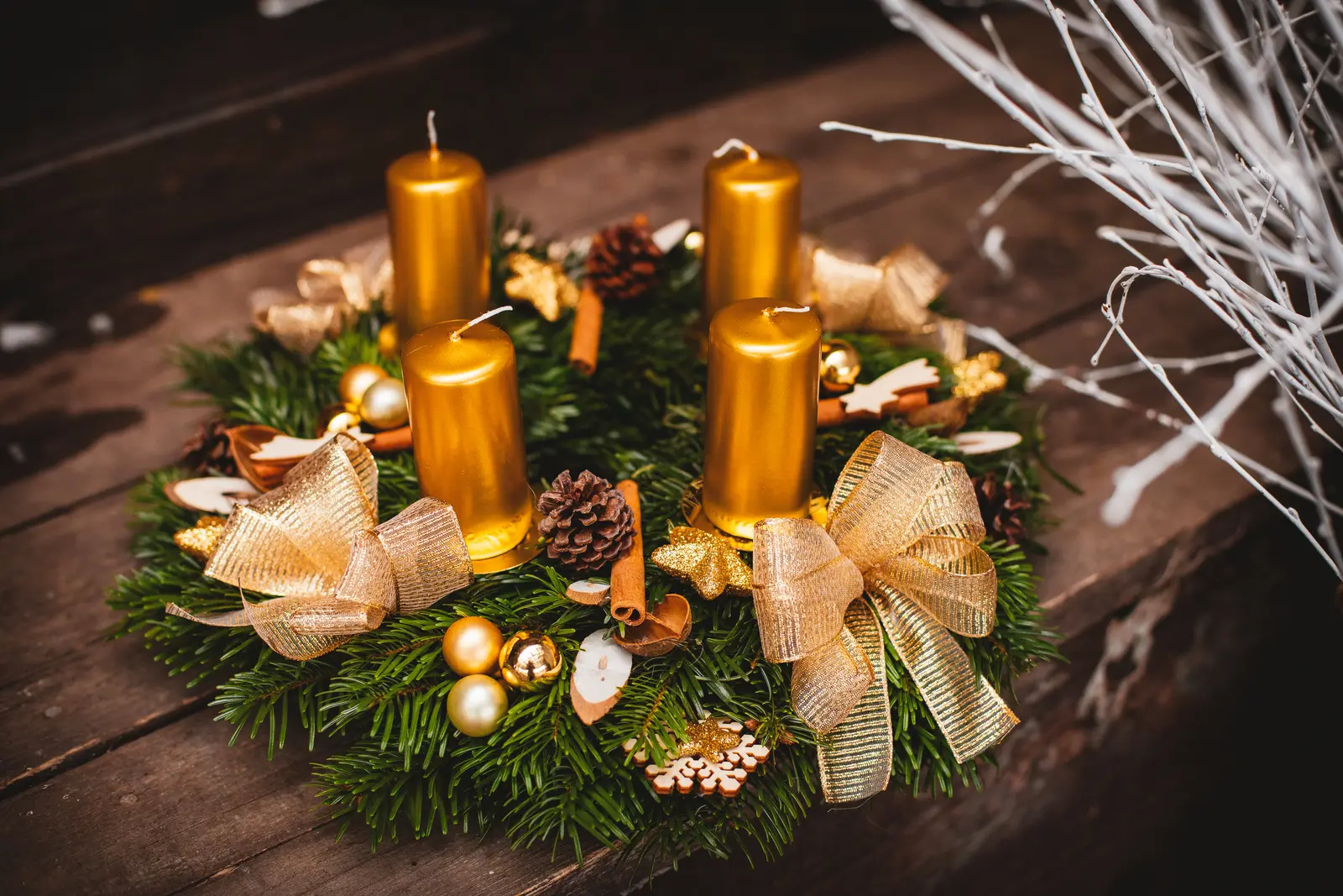 Adventní věnec z chvojí: vánoční nabídka Zahradnictví Svrkyně
